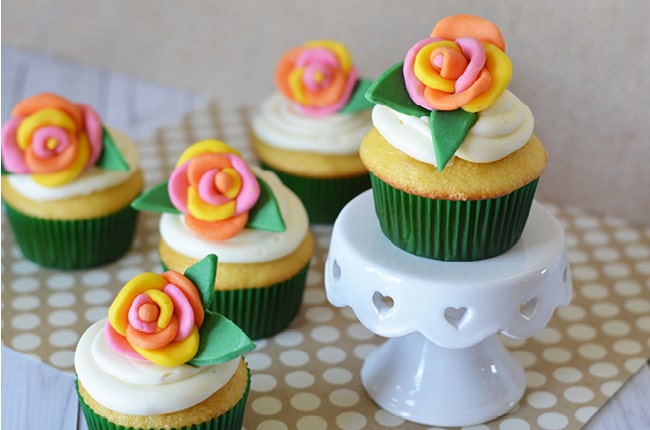 These flower cupcakes look amazing and are very easy to make!