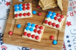 You're kids will love these easy and yummy Patriotic graham snacks!