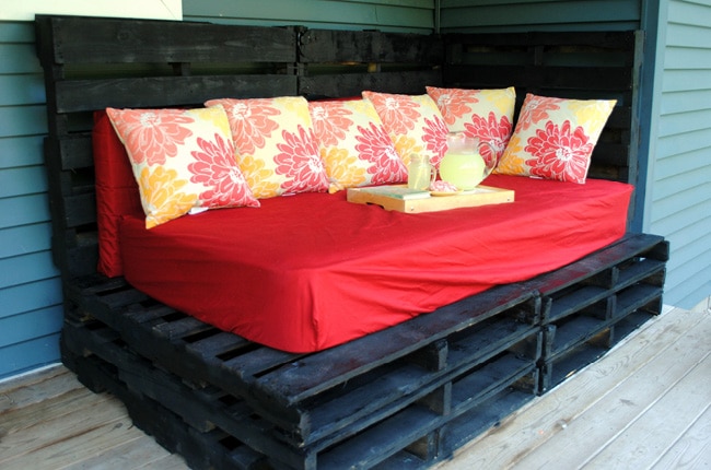 This inexpensive DIY outdoor pallet bed is easy to make and easy on your budget!