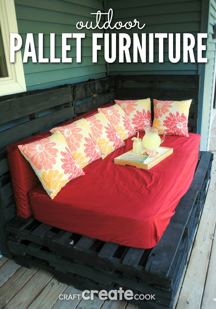 This inexpensive DIY outdoor pallet furniture is easy to make and easy on your budget!