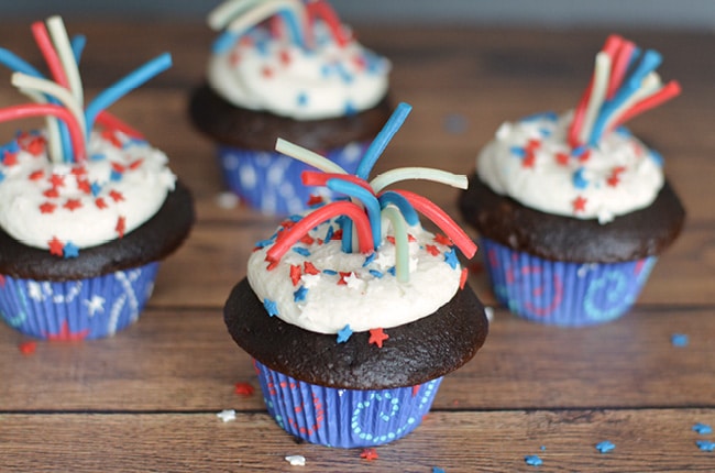 These firework cupcakes are a perfect 4th of July dessert!