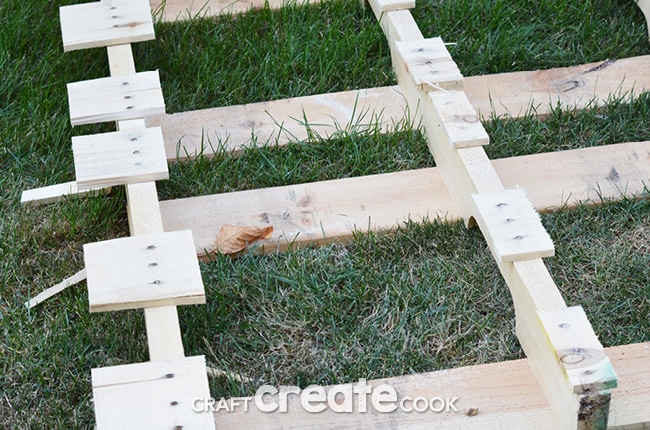 Have you wanted to take the plunge and dive into pallet projects? It's easy to cut pallets apart with this tutorial!