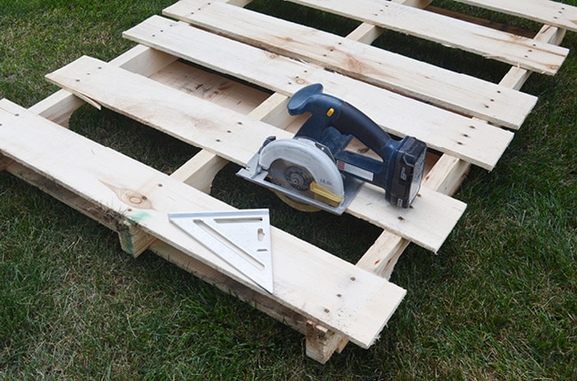Have you wanted to take the plunge and dive into pallet projects? It's easy to cut pallets apart with this tutorial!