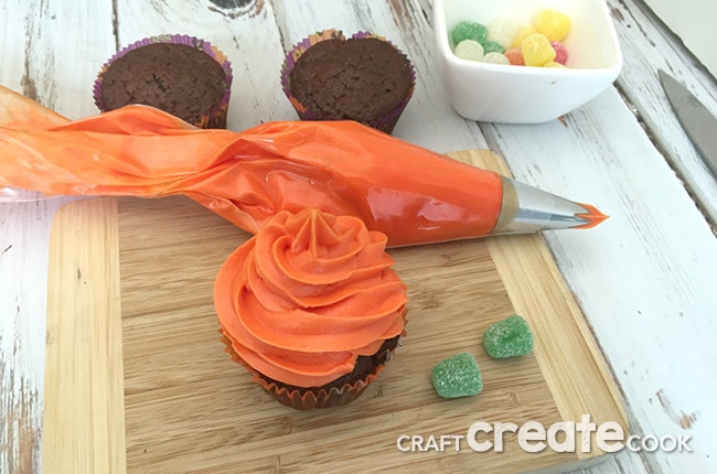 These pumpkin Halloween cupcakes are as easy to make as they are to eat!