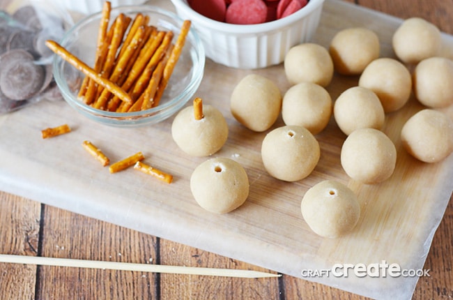 These no bake caramel apple truffles are perfect for your fall dessert table!