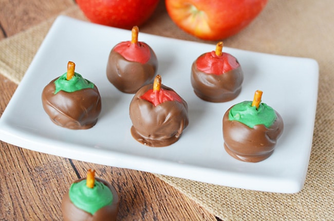 These no bake caramel apple truffles are perfect for your fall dessert table!