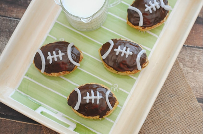 Football fans everywhere will LOVE these easy Cinnamon Roll Footballs!