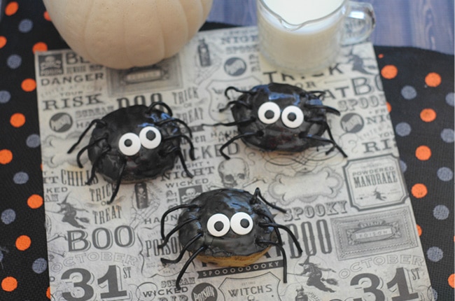 These Cinnamon Roll Spiders will be a hit for a fun Halloween breakfast or brunch!