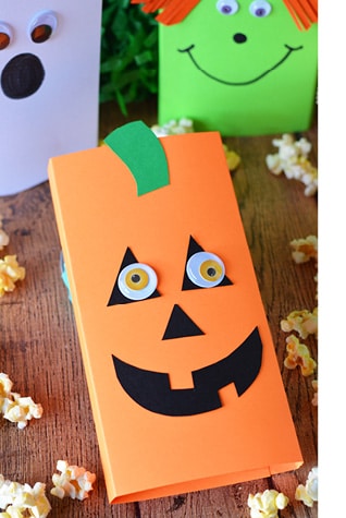 Your kids will love making these easy Halloween treats to give to their friends, classmates, neighbors or teachers.