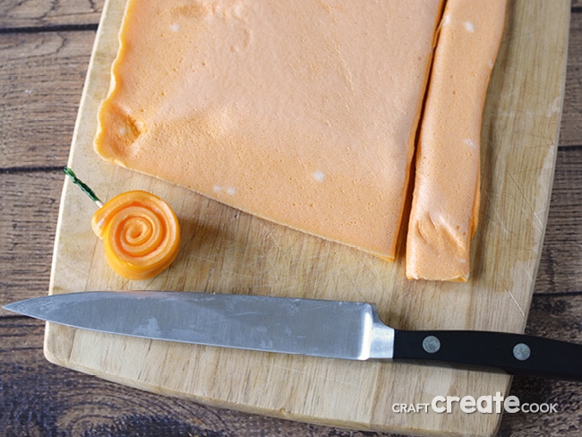 These 3 ingredient gluten free pumpkin treats will be perfect as a classroom snack or adorable on your Thanksgiving table.