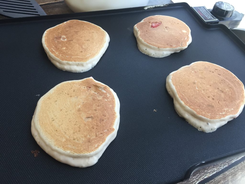 Your family will love these healthy strawberry Greek yogurt pancakes!