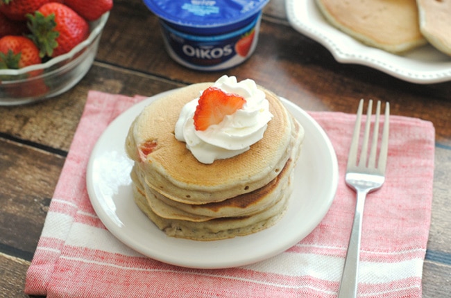 Your family will love these healthy strawberry Greek yogurt pancakes!