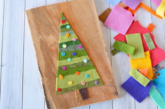 This easy pallet Christmas tree uses scrap felt that you may already have.