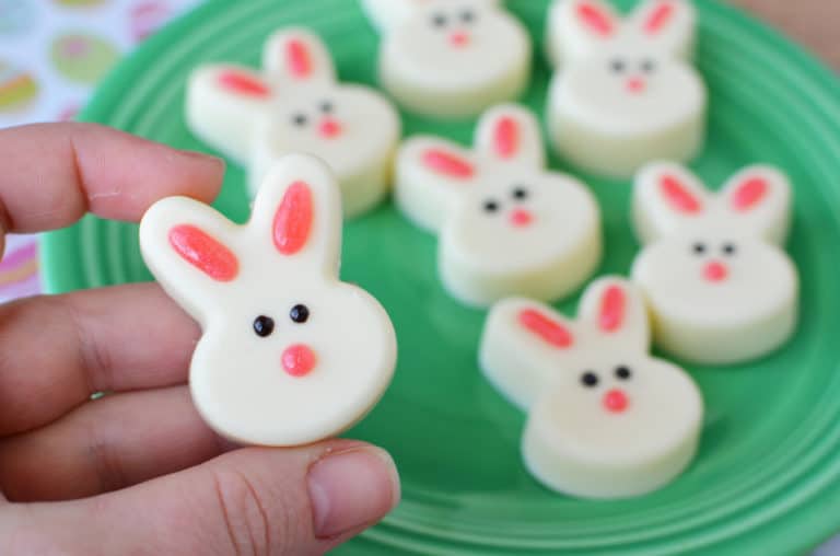 No bake white chocolate Easter bunny treats will look adorable on your Easter table!