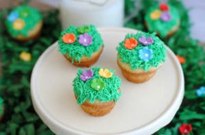 These adorable springtime flower cupcakes are the perfect way to welcome spring!