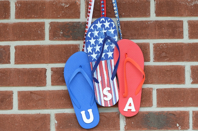 This patriotic USA flip flop sign is great for Memorial Day, the 4th of July or just to show your overall patriotism.