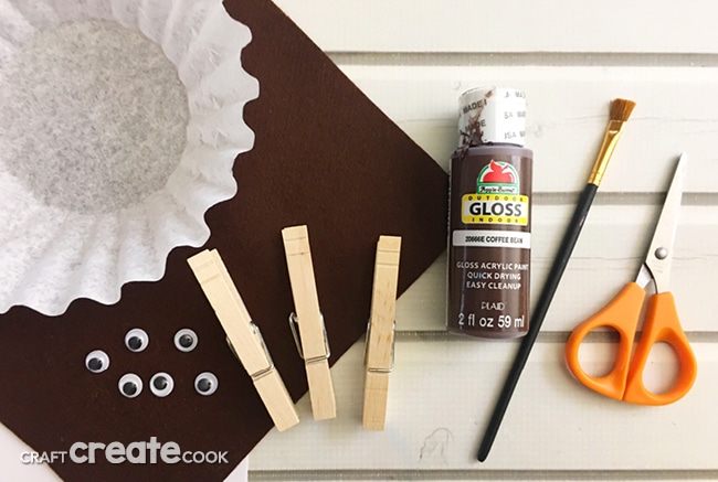 This Clothespin Bat Craft is a perfect easy craft for Halloween!