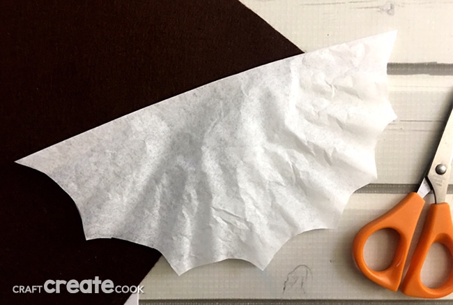 This Clothespin Bat Craft is a perfect easy craft for Halloween!