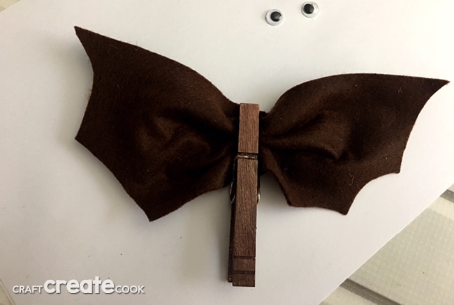 This Clothespin Bat Craft is a perfect easy craft for Halloween!