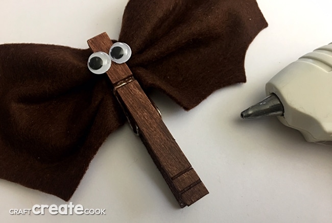 This Clothespin Bat Craft is a perfect easy craft for Halloween!