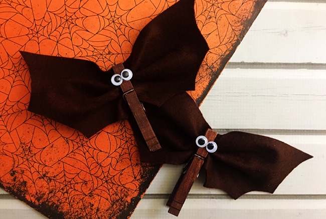 This Clothespin Bat Craft is a perfect easy craft for Halloween!