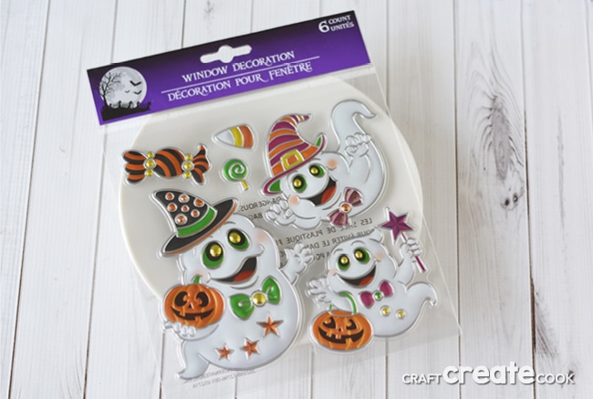 These affordable Halloween Plates will take you 2 minutes to make! 