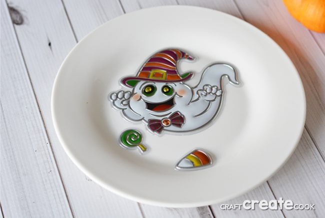 These affordable Halloween Plates will take you 2 minutes to make! 