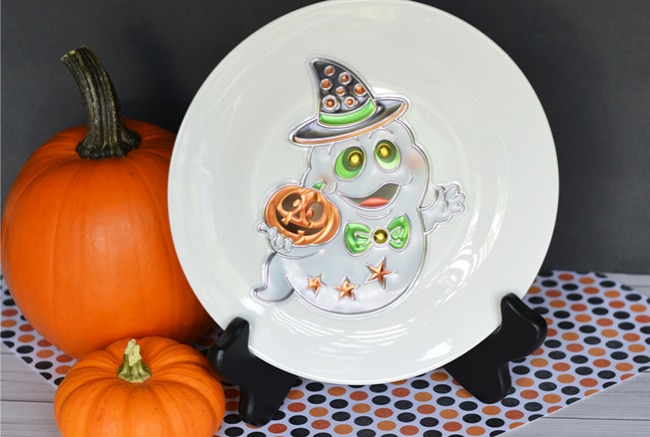 This affordable Halloween Plate craft will take you 2 minutes to make!