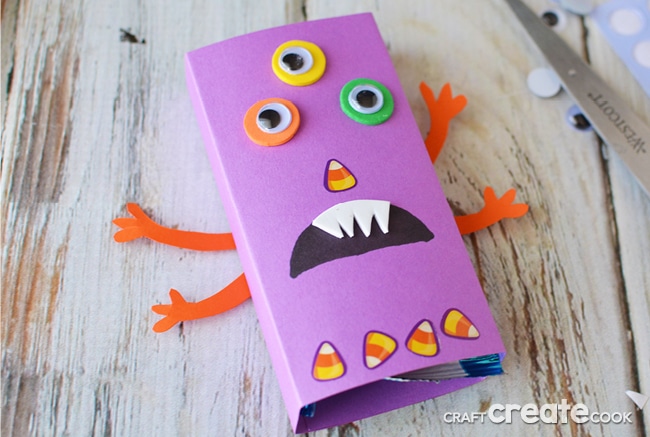 Grab the kids and make these easy monster themed Halloween snacks for the classroom!