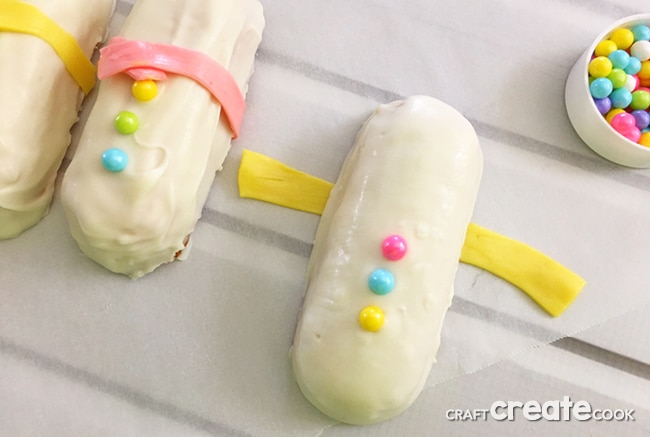 These Snowman Twinkie Treats are a perfect Winter treat that the kids will love.