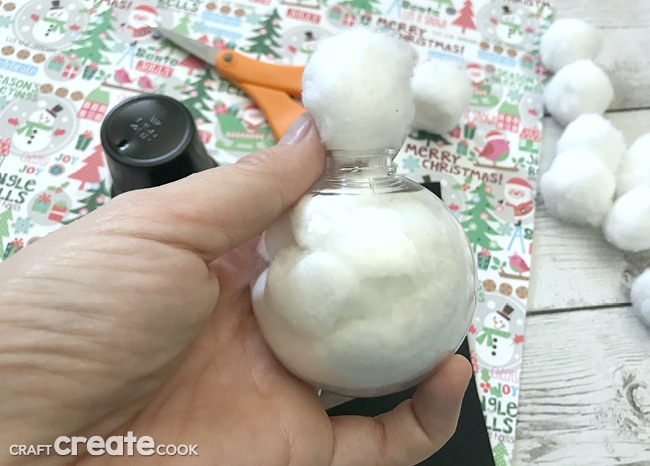 You’ll have so much fun make this affordable snowman ornament craft this holiday season.