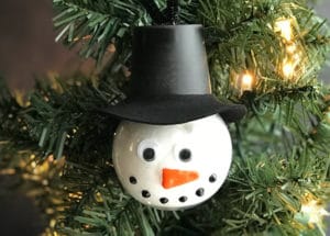 You’ll have so much fun make this affordable snowman ornament craft this holiday season.