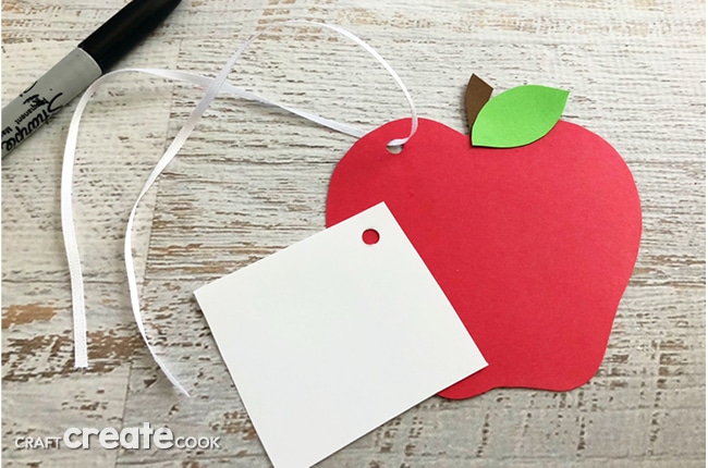 This Apple of My Eye Valentine is much more than easy, it is are fun and adorable, too.