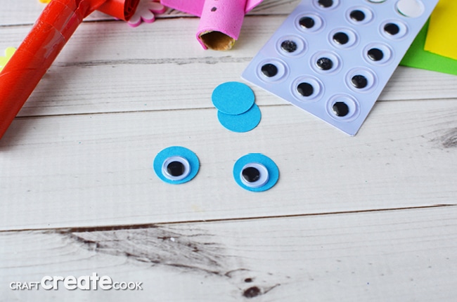 Let the kids use their imagination with our easy to make no sew finger puppets!