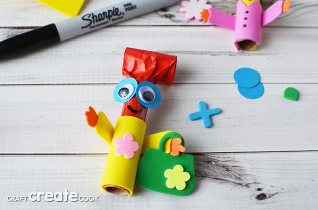 Let the kids use their imagination with our easy to make no sew finger puppets!