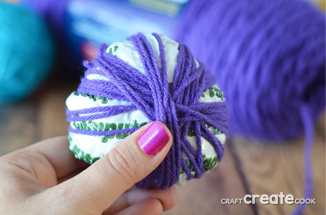 This easy to make ice cream cone garland will have you screaming for the real frozen treat!