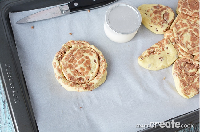 Our cinnamon roll flower recipe is perfect for Sunday brunch or just because!