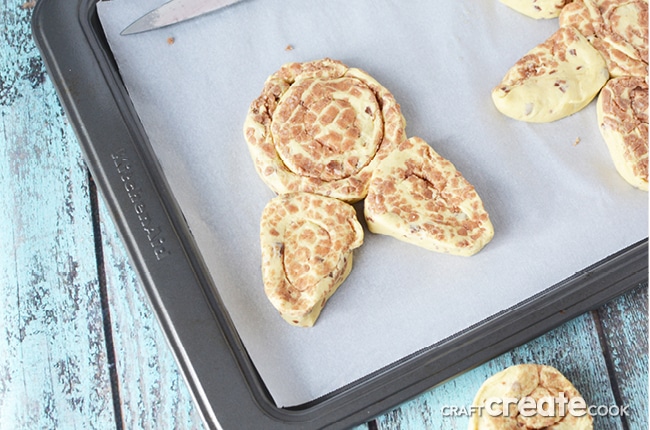 Our cinnamon roll flower recipe is perfect for Sunday brunch or just because!