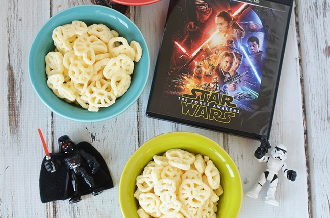 It's time to plan your Star Wars movie night for the family! It's easy and fun with the help of Popchips!