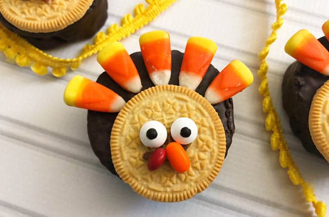 These No Bake Thanksgiving Turkey Treats are the perfect treat to make with the kids on Thanksgiving!