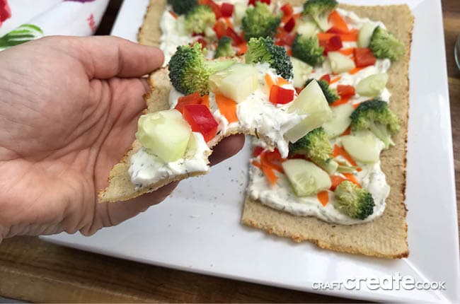 Looking to eat healthier this holiday season? Try this low carb veggie pizza!