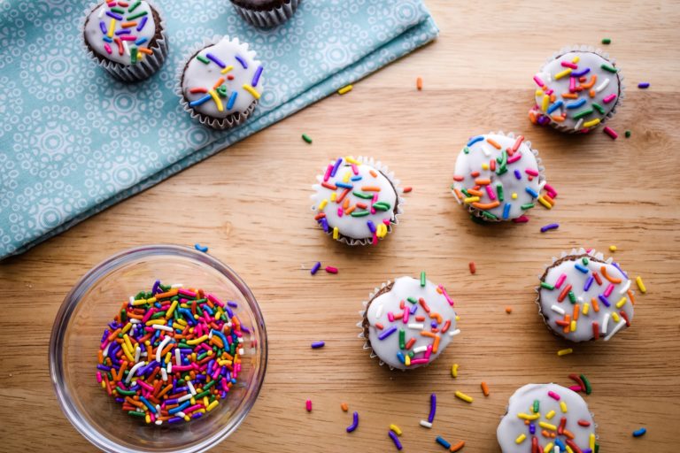 Easy Vanilla Glazed Mini Cupcakes Featured